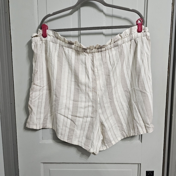 Torrid 5 Inch Pull-On Studio Luxe Ponte Mid-Rise Paperbag Waist Short - Picture 6 of 6